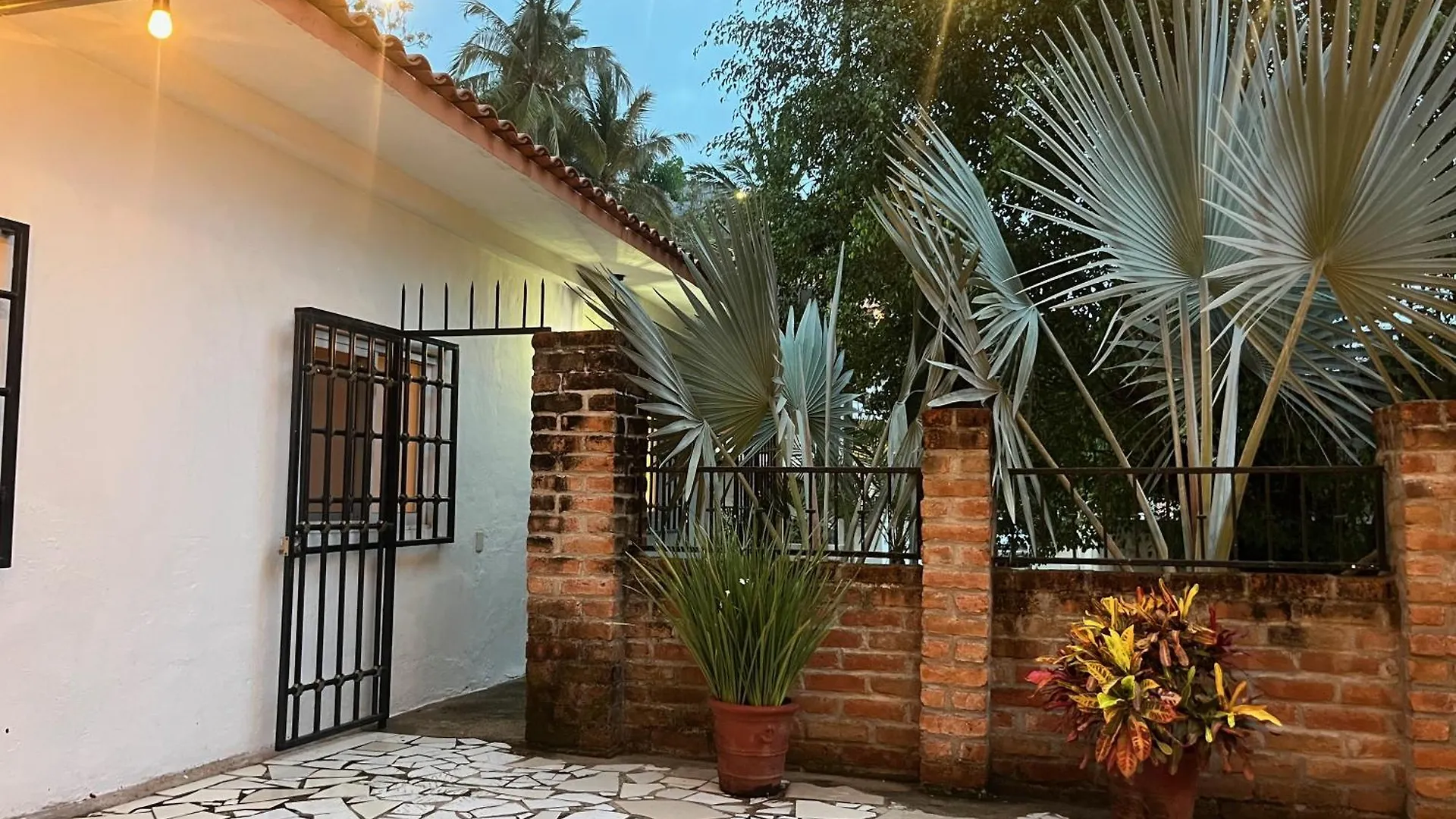 Villa Palmier -Quiet Cosy Air Conditioned Terrace بويرتو فالارتا